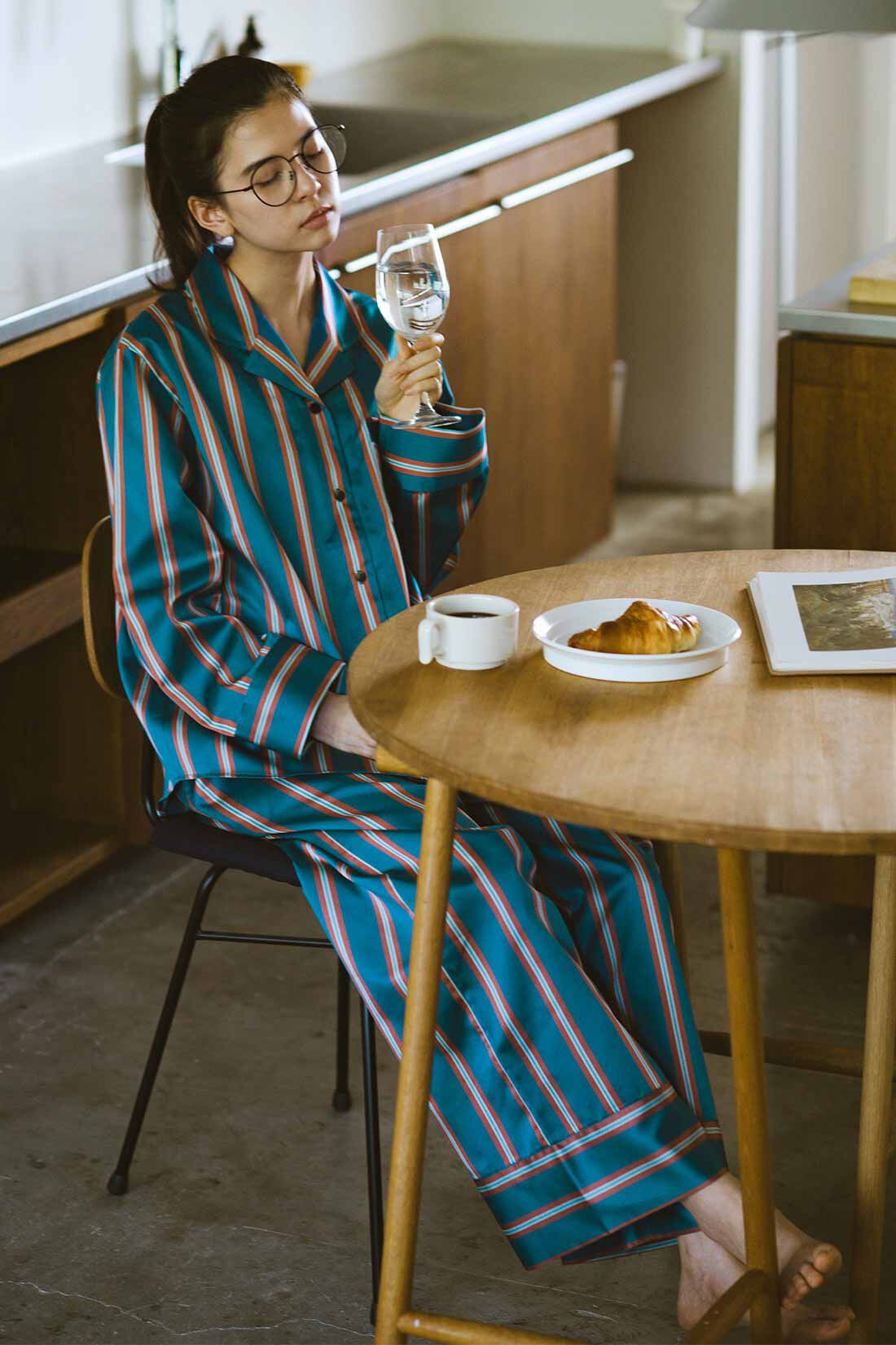 フェリシモコレクション|ME TIME 9PM　クールなNatasha Lewisがありのままでいられる、ハンサムなムードを纏うストライプサテンパジャマ