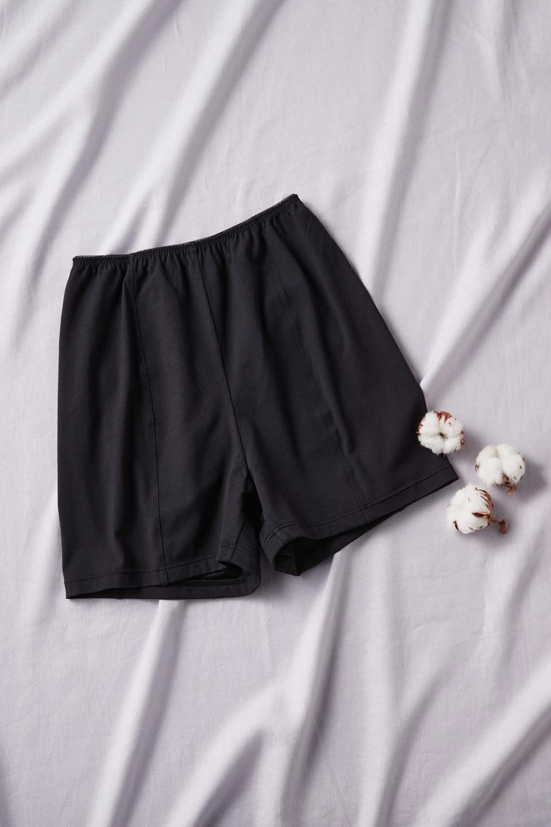 お守り代わりに使いたい お肌にうれしい綿混素材 防水ペチパンツ〈ブラック〉の会