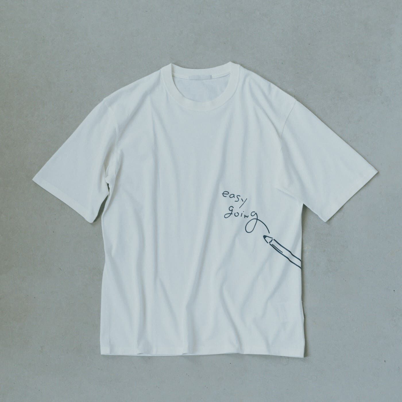フェリシモコレクション|HATSKI for このごろ　おおらかにいこうTシャツ|「おおらかさ」を意味するロゴが軽やかに描かれたプリントデザイン。イラストレーターのハヤカワオトさんに描きおろしていただきました。