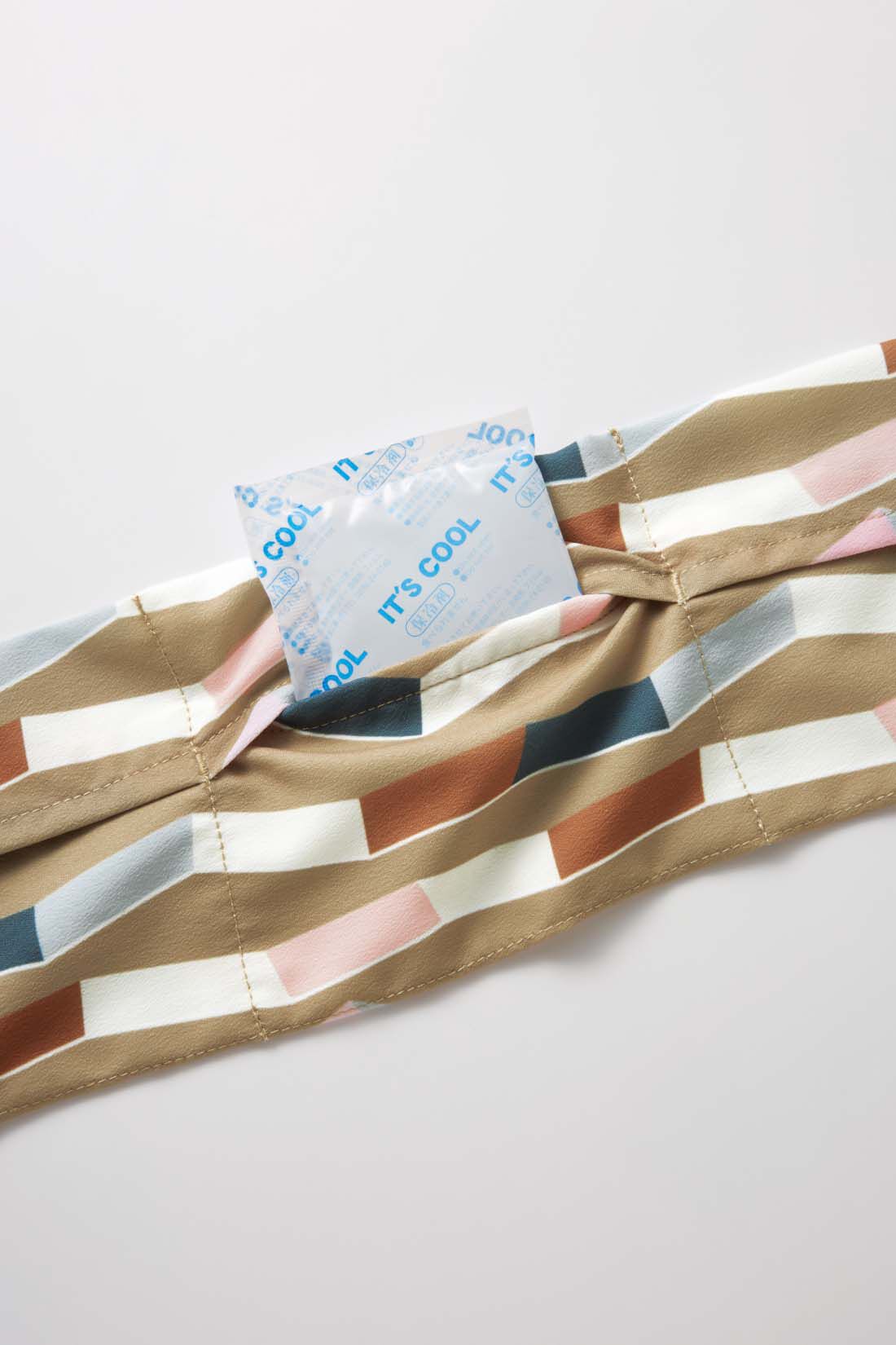 フェリシモコレクション|コーデにプラスしておしゃれ見え こっそり首もとひんやりネックスカーフ|お手持ちの保冷剤を入れて首もとひんやり。