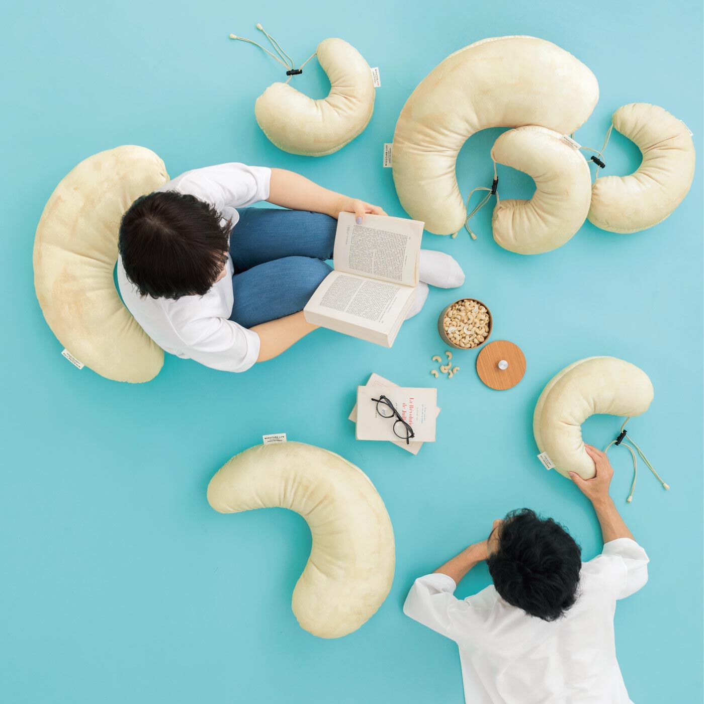 フェリシモコレクション|ミニチュアライフの田中さんと作った　見立ての世界の一部になれる　カシューナッツのネックピロー