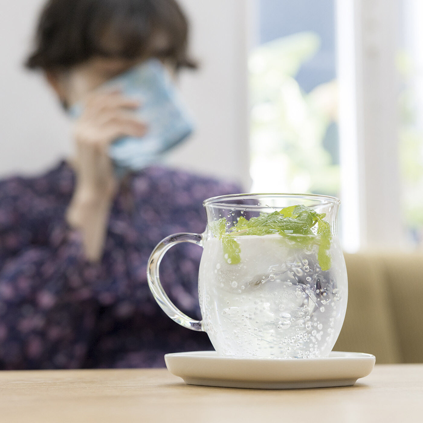 ほんのき　頑張り屋のあの人へ。　「いつでも泣いていいんだよ」をそっと伝える泣き活ギフト|贈られた人は飲み物を片手に、映画でも観ながら泣き活を！