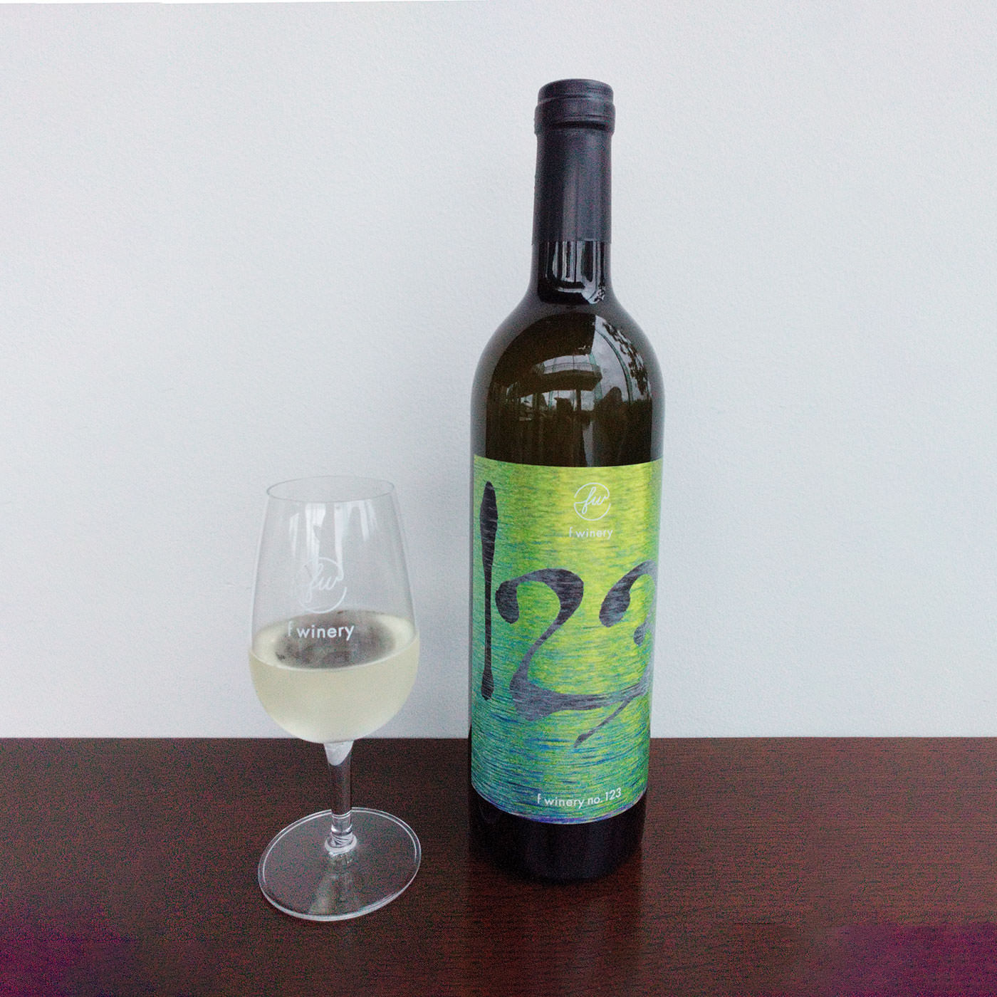 フェリシモコネクション|f winery123シャルドネ|しっかりした酸味の後に柔らかい苦味とコクを感じる飲みやすい白ワインです。