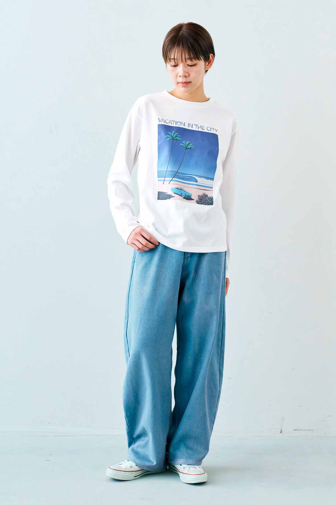 IEDIT|IEDIT[イディット]　永井博さんコラボ VACATION IN THE CITY 長袖Tシャツ〈ホワイト〉【コーデ買いキャンペーン】|モデル身長：163cm　着用サイズ：M