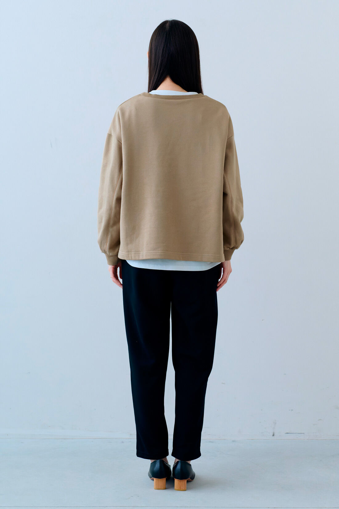 IEDIT|IEDIT[イディット]　白をはさんで顔うつりGOOD！ グログラン遣いスウェットと白Tシャツのインナーチラ見せ重ね着セット|モデル身長：163cm　着用サイズ：M