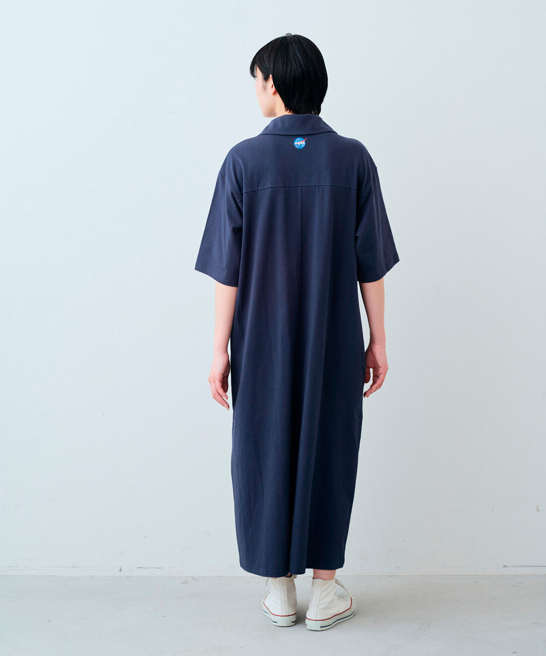 IEDIT|IEDIT[イディット]　NASA アポロ11号のミッションパッチ付き オーガニックコットンハーフジップワンピース〈ネイビー〉|モデル身長：163cm　着用サイズ：M