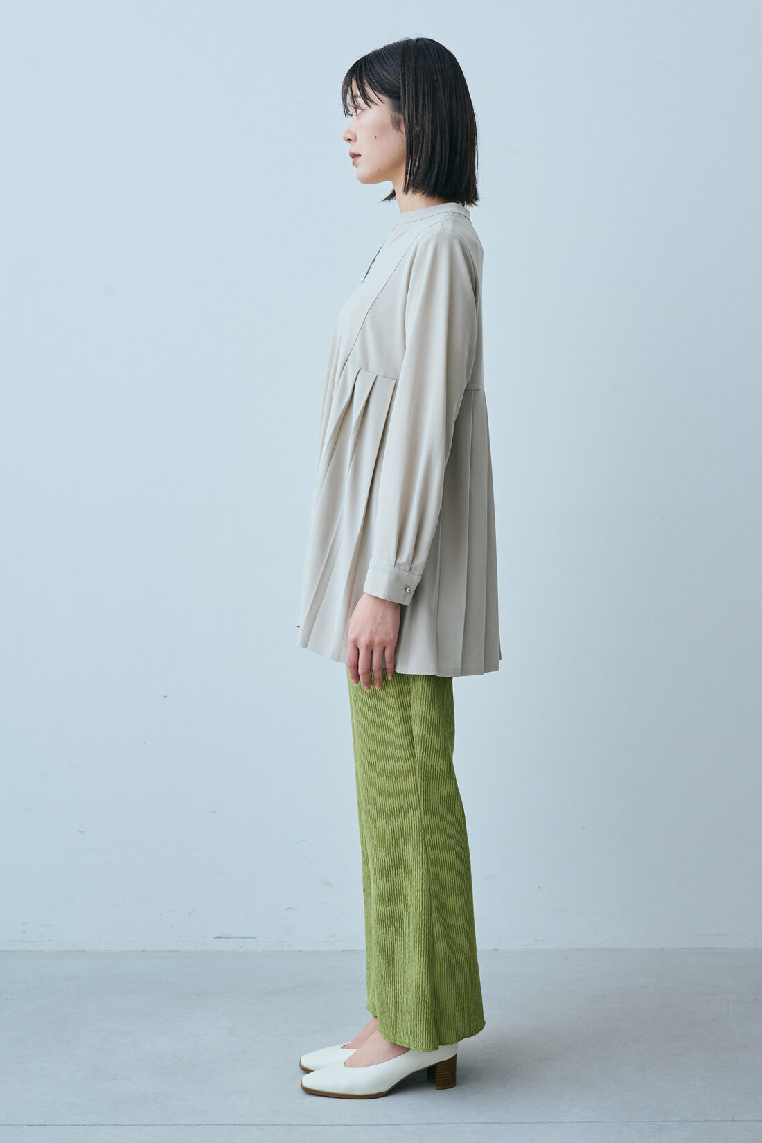 IEDIT|抗菌防臭 バックプリーツ トップス 〈グレージュ〉のコーディネート