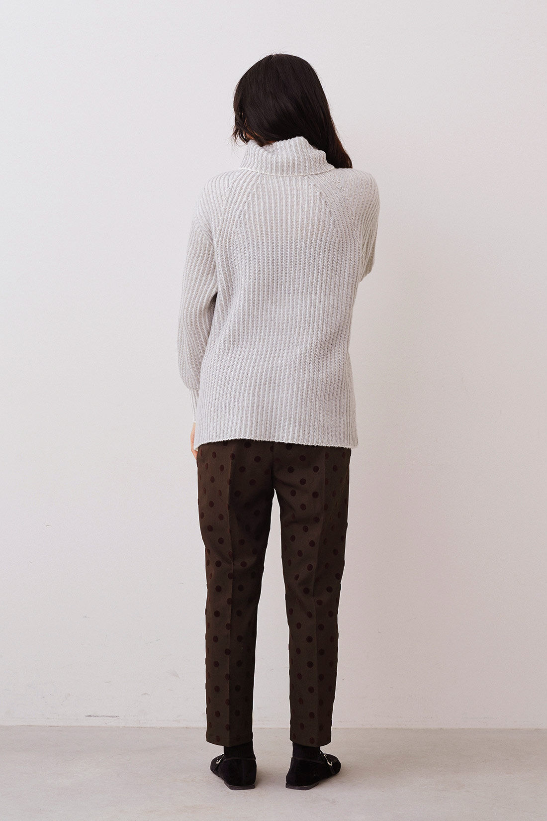 IEDIT|IEDIT[イディット]　二重臼（うす）編みで華やかな　配色タートルニット〈グレー〉|モデル身長：163cm　着用サイズ：M