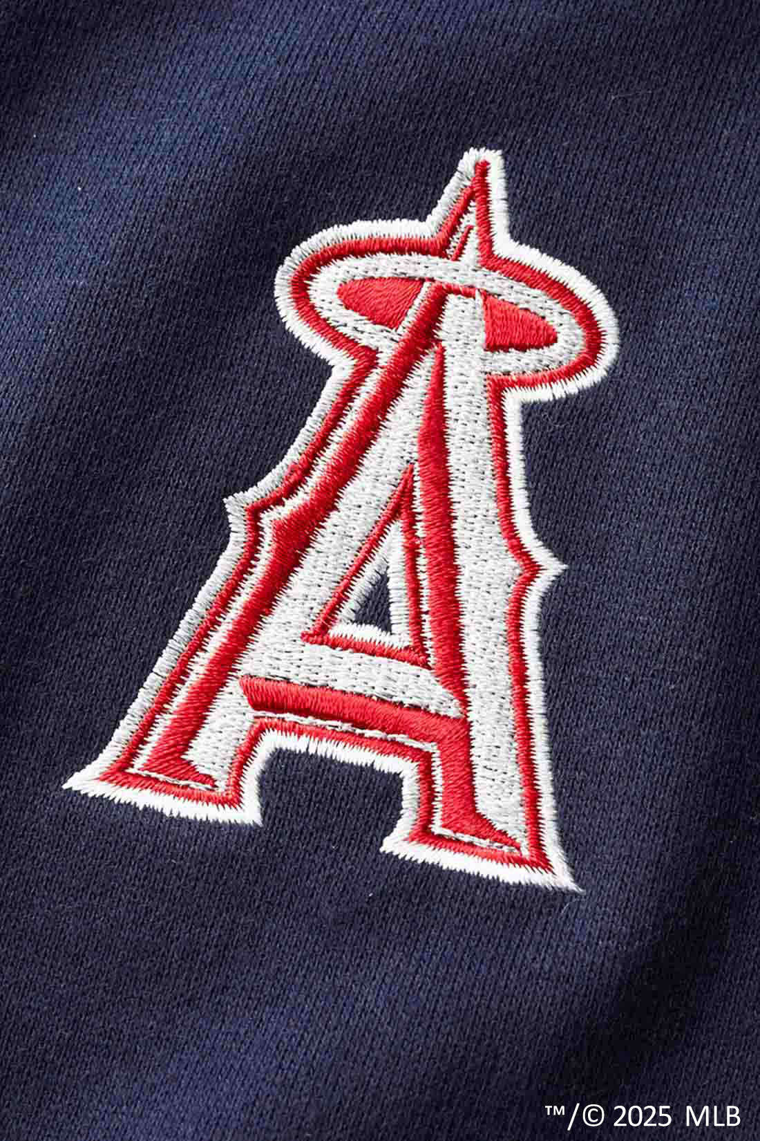 IEDIT|IEDIT[イディット]　オリジナルMLBデザイン モモンガシルエットの八分袖スウェットトップス〈ロサンゼルス・エンゼルス〉|主張しすぎない大人配色のロゴ刺しゅう。