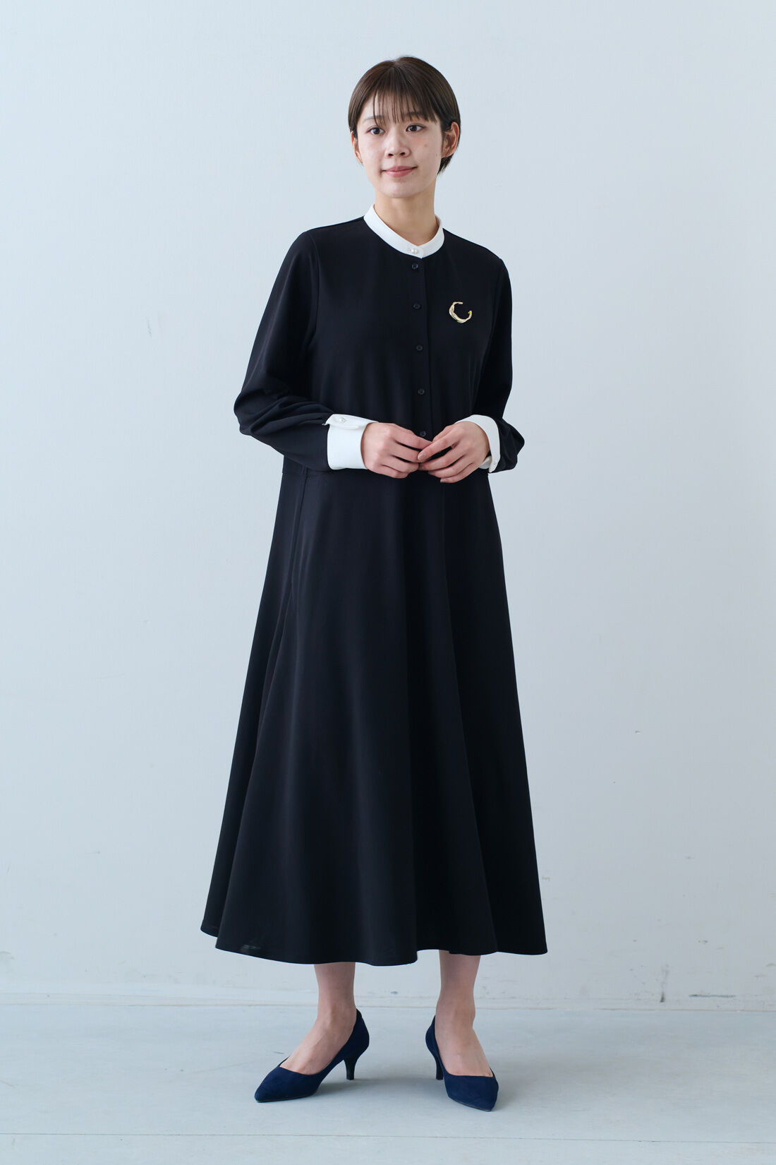 IEDIT|IEDIT[イディット]　ブローチ付きバイカラーワンピース〈ブラック〉|モデル身長：163cm　着用サイズ：M