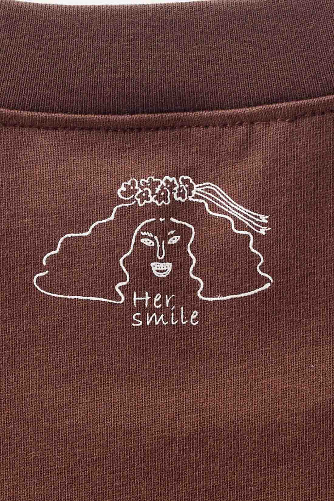 IEDIT|Her smileプロジェクト IEDIT[イディット]　オーガニックコットンのインドの女の子ネームプリントTシャツ〈ネイビー Anjali（神々しい贈り物）〉|後ろネックにさりげなくロゴマークのイラストを入れてアクセントに。　※お届けするカラーとは異なります。