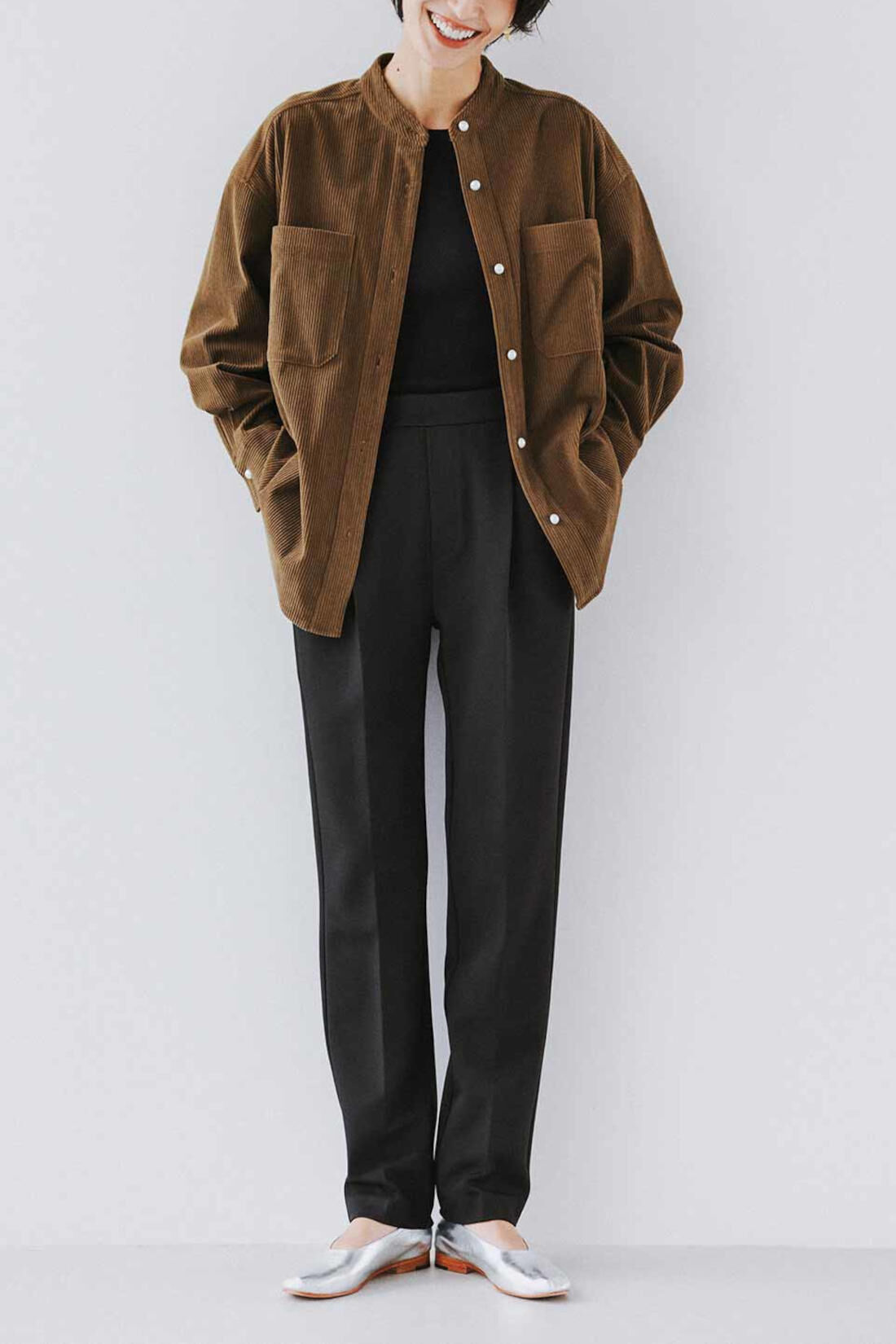 IEDIT|IEDIT[イディット]　パール調ボタンをきかせたスタンドカラーシャツ〈ブラウンコーデュロイ〉