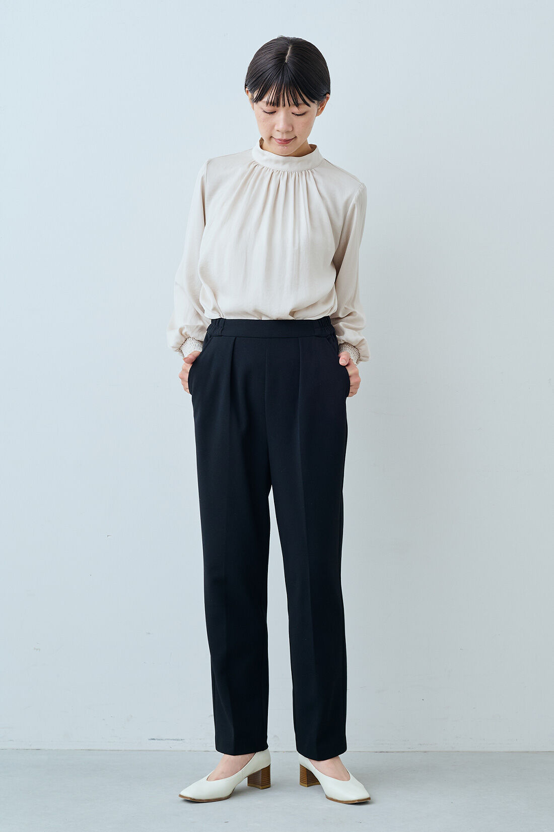 IEDIT|帯電防止加工 純黒素材 裏微起毛 バレエフィット（R） パンツ〈ブラック〉のコーディネート