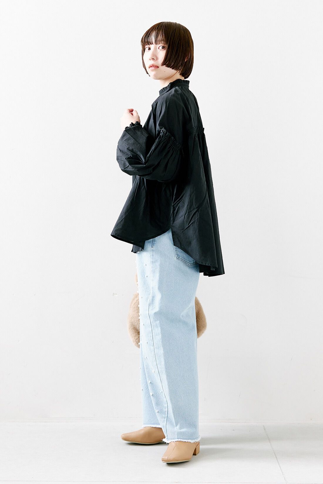IEDIT|IEDIT[イディット]　パール調パーツが散りばめられた ごきげんストレッチのデニムパンツ〈ライトブルー〉|モデル身長：150cm　着用サイズ：SP