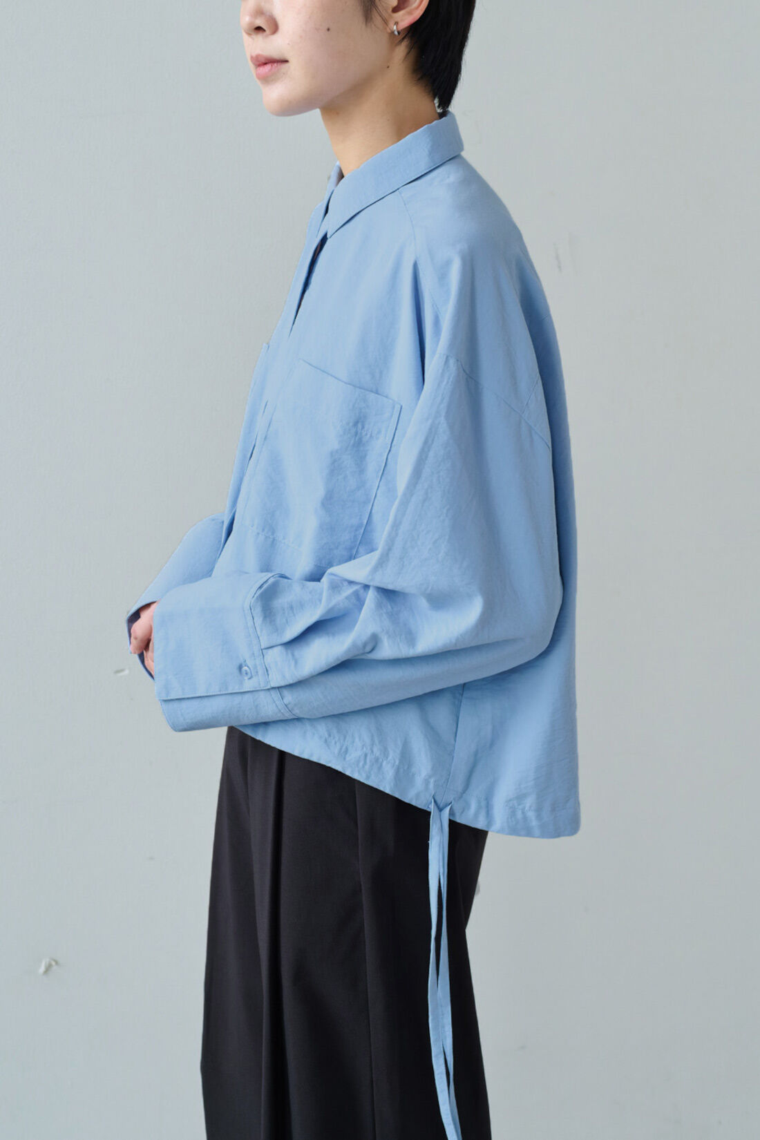 IEDIT|IEDIT[イディット]　コットンライクな多機能素材「AMATA」のボックスシルエットシャツ〈サックスブルー〉