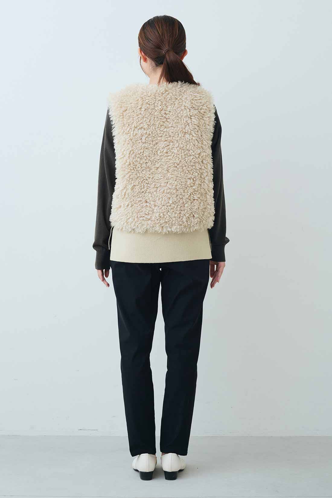 IEDIT|IEDIT[イディット]　華やかに着映えする 異素材遣いのカーリーフェイクファーベスト〈ライトベージュ〉|モデル身長：167cm　着用サイズ：M