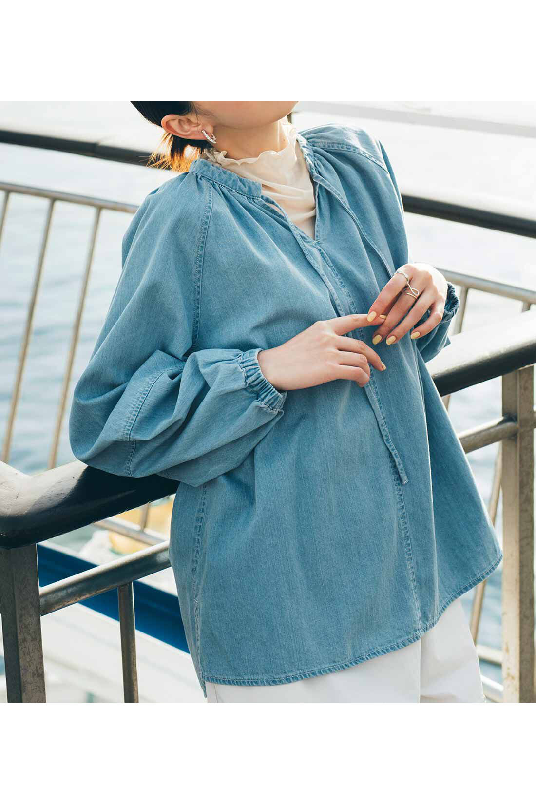 IEDIT|IEDIT[イディット]　フェミニンな印象で着られる 軽やかデニムブラウス〈スカイブルー〉
