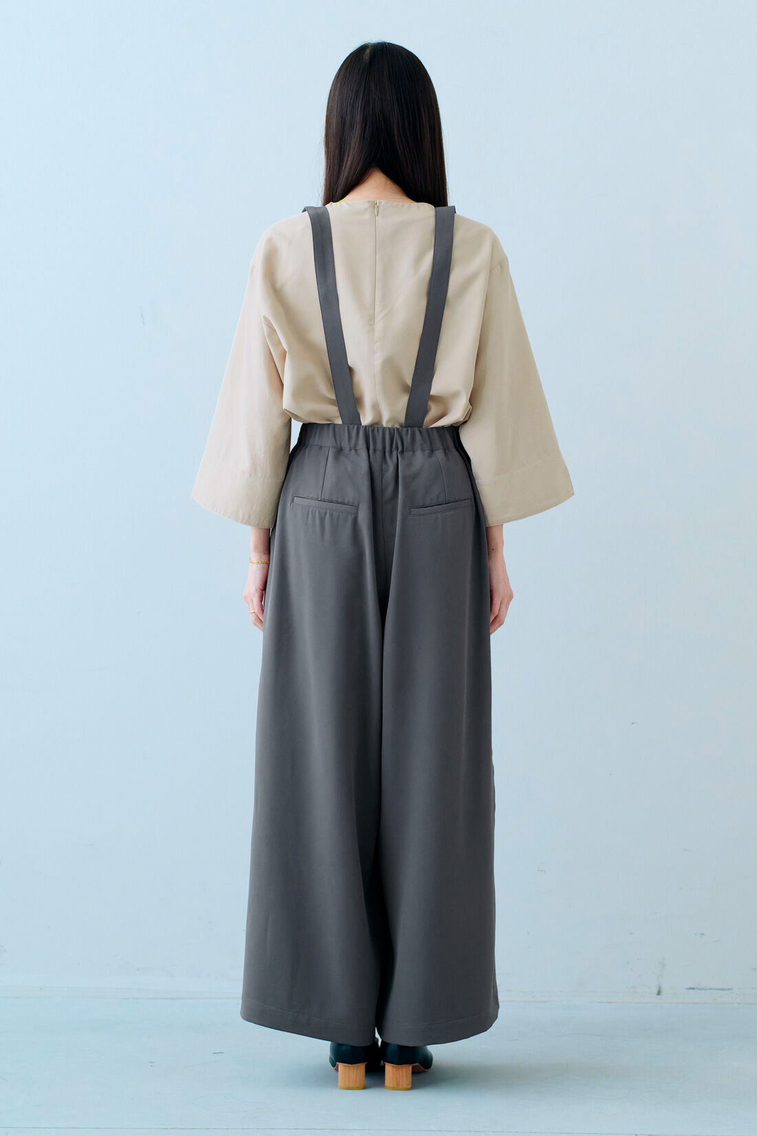 IEDIT|IEDIT[イディット]　小森美穂子さんコラボ きれいめブラウスとサスペンダー付きパンツのコーディネートセット〈ベージュ×グレー〉【コーデ買いキャンペーン】|モデル身長：163cm　着用サイズ：M
