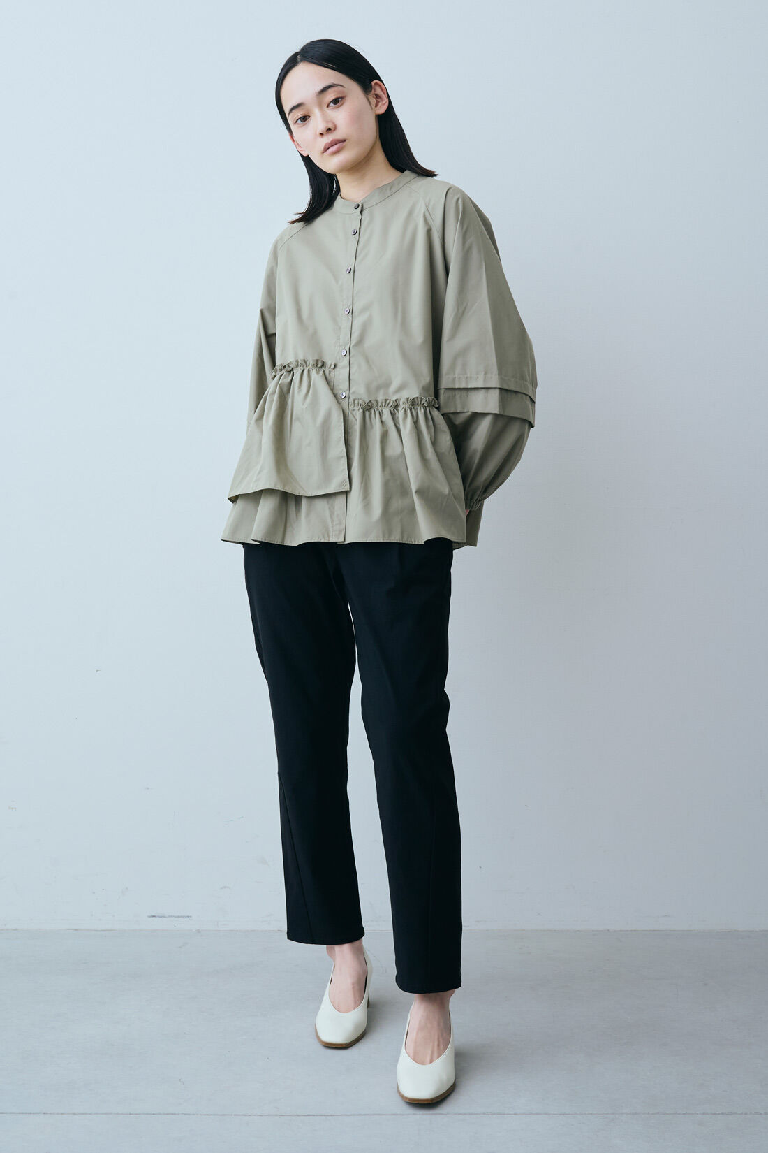 IEDIT|すそアシンメトリー デザイン ブラウス〈カーキ〉のコーディネート