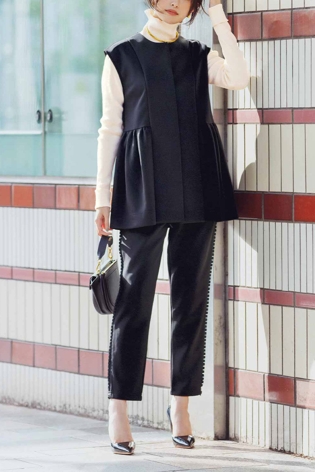 IEDIT|IEDIT[イディット]　ダンボールカットソー素材できちんと見えだけど快適な着心地 ジレとパンツのフェミニンセットアップ〈ブラック〉