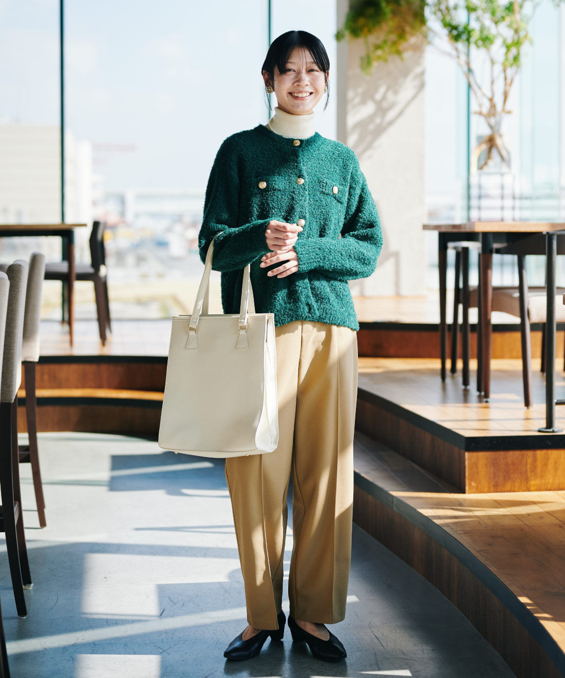 IEDIT［イディット］|うっとりする肌心地こだわりの シルク混タートルニットとお仕事から観劇まで奥まで見やすい縦型上品トート〈アイボリー〉と上品で気分が上がる 洗えるニットアウター〈グリーン〉のコーディネート