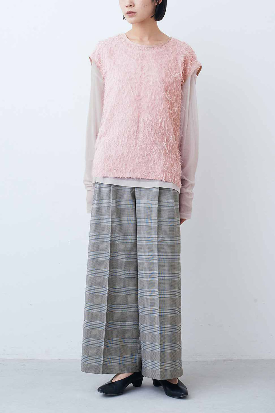 IEDIT|IEDIT[イディット]　一枚でもレイヤードにもコーデに華やぎをプラスするシアーシャギーベスト〈フェアリーピンク〉|モデル身長：164cm　着用サイズ：M