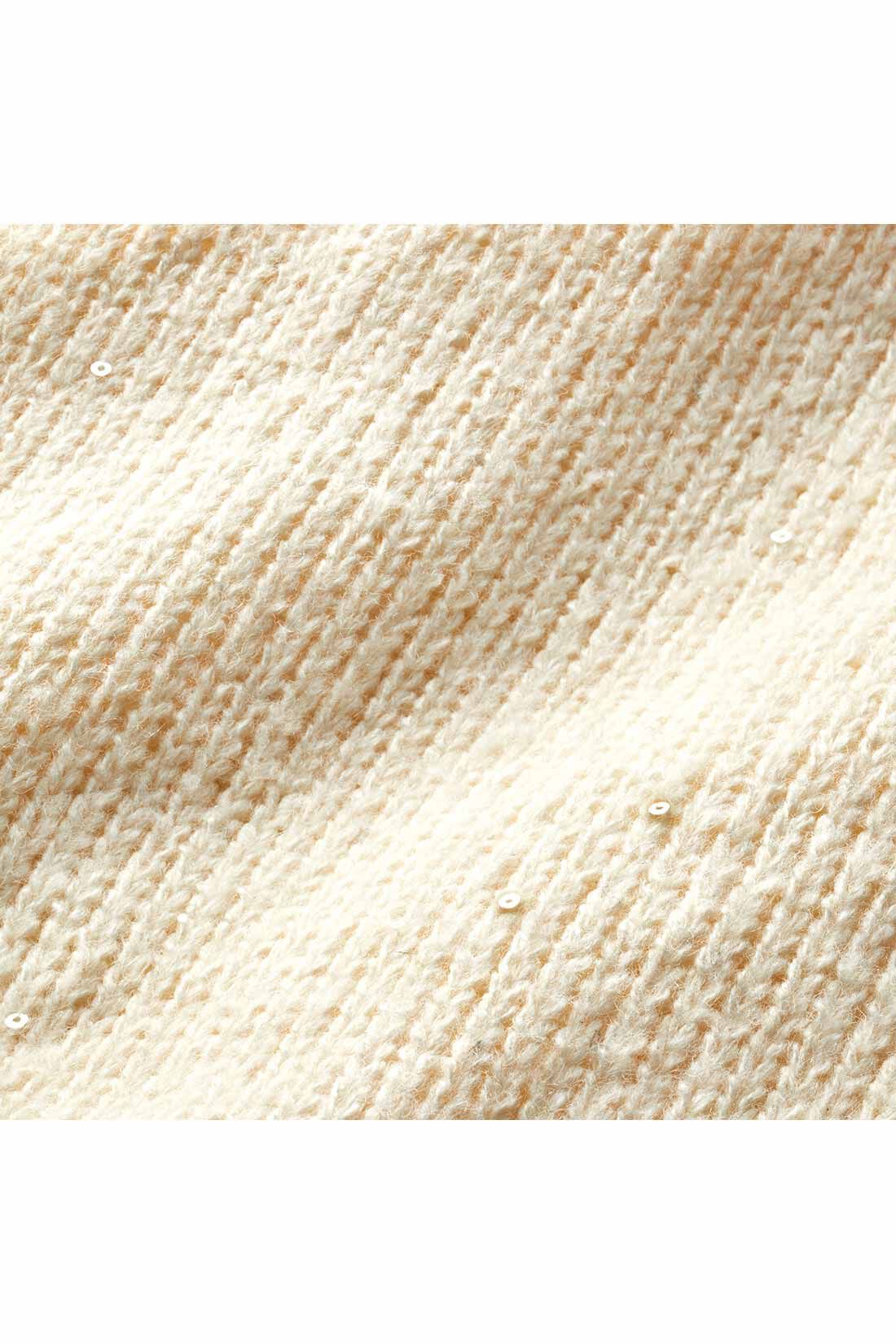 IEDIT|IEDIT[イディット]　イルミネーションみたいなきらきらスパンコールニット|ほどよい厚みのニットは、ホワイトとグレーの2色展開。どちらもシルバーのスパンコールをさりげなく。