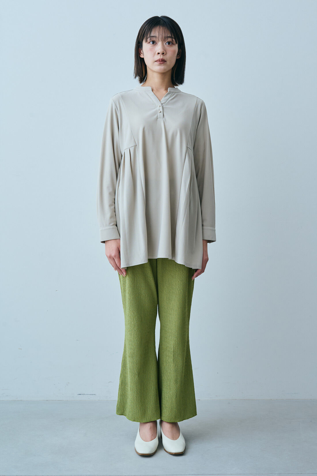 IEDIT|抗菌防臭 バックプリーツ トップス 〈グレージュ〉のコーディネート