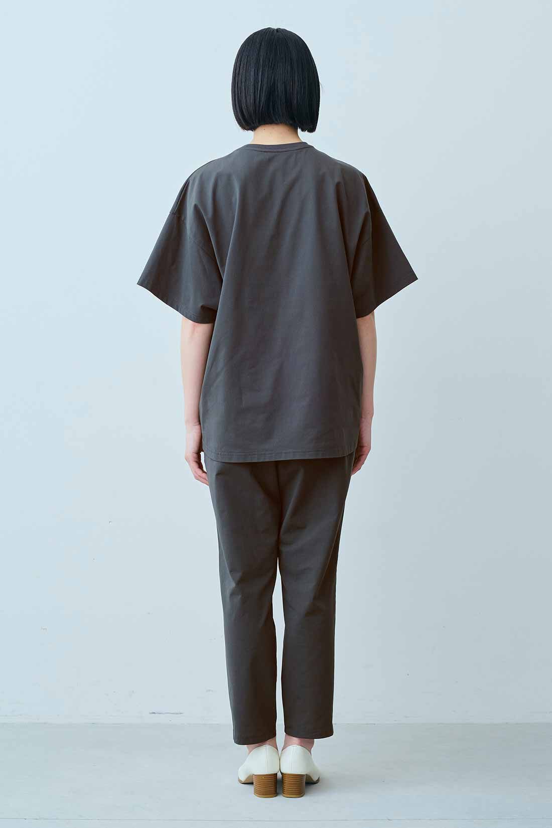 IEDIT|吸汗速乾 UVカット SO!MESH パンツ〈チャコールグレー〉のコーディネート