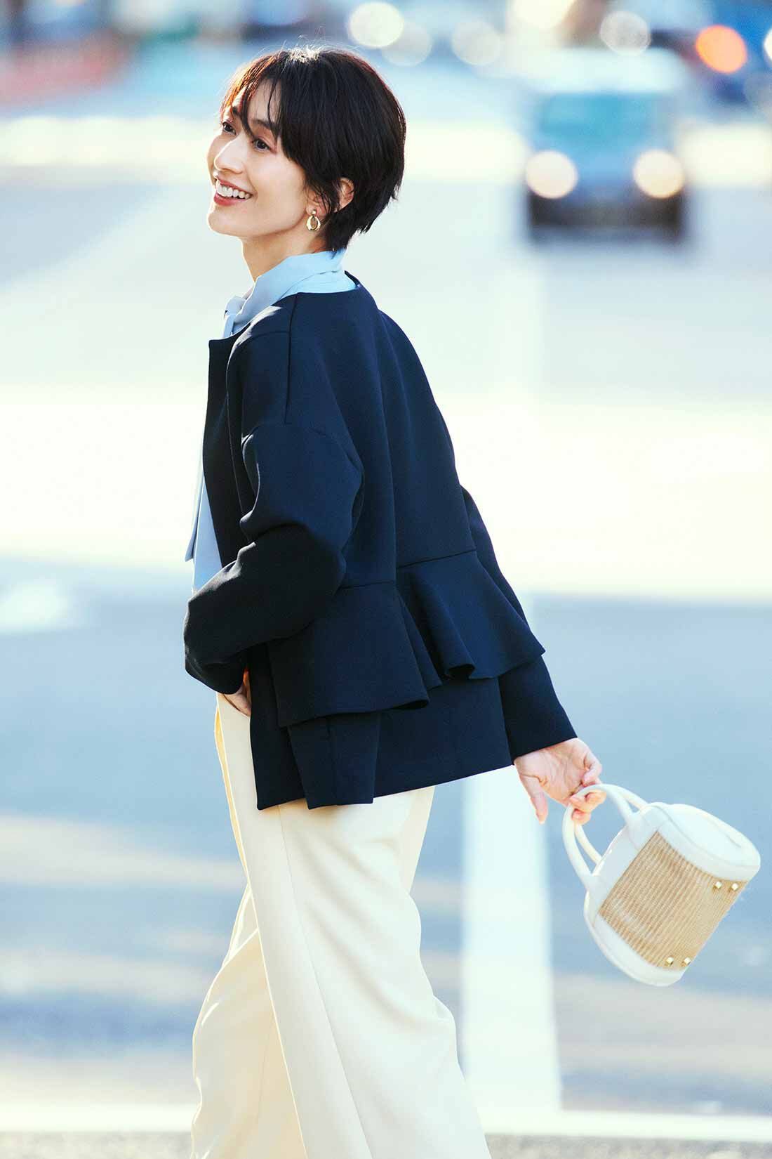 IEDIT|IEDIT[イディット]　後ろフリルが大人の華やぎを演出する　伸びやかなカーデライクジャケット〈ネイビー〉