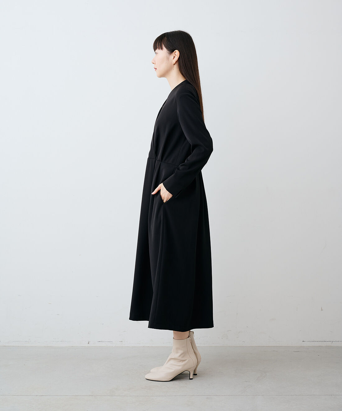 IEDIT|IEDIT[イディット]　美しい黒がつづく黒原着素材で作った カシュクールデザインが美しい 大人の純黒ワンピース〈ブラック〉【コーデ買いキャンペーン】