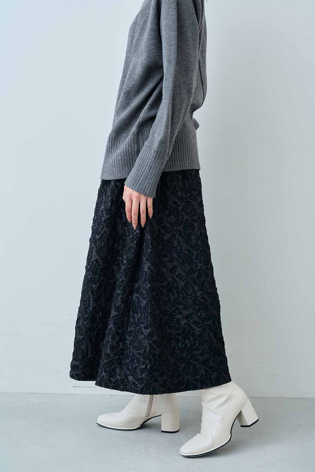 IEDIT|IEDIT[イディット]　アブストラクト柄のふくれジャカードフレアースカート〈シャイニーブラック〉