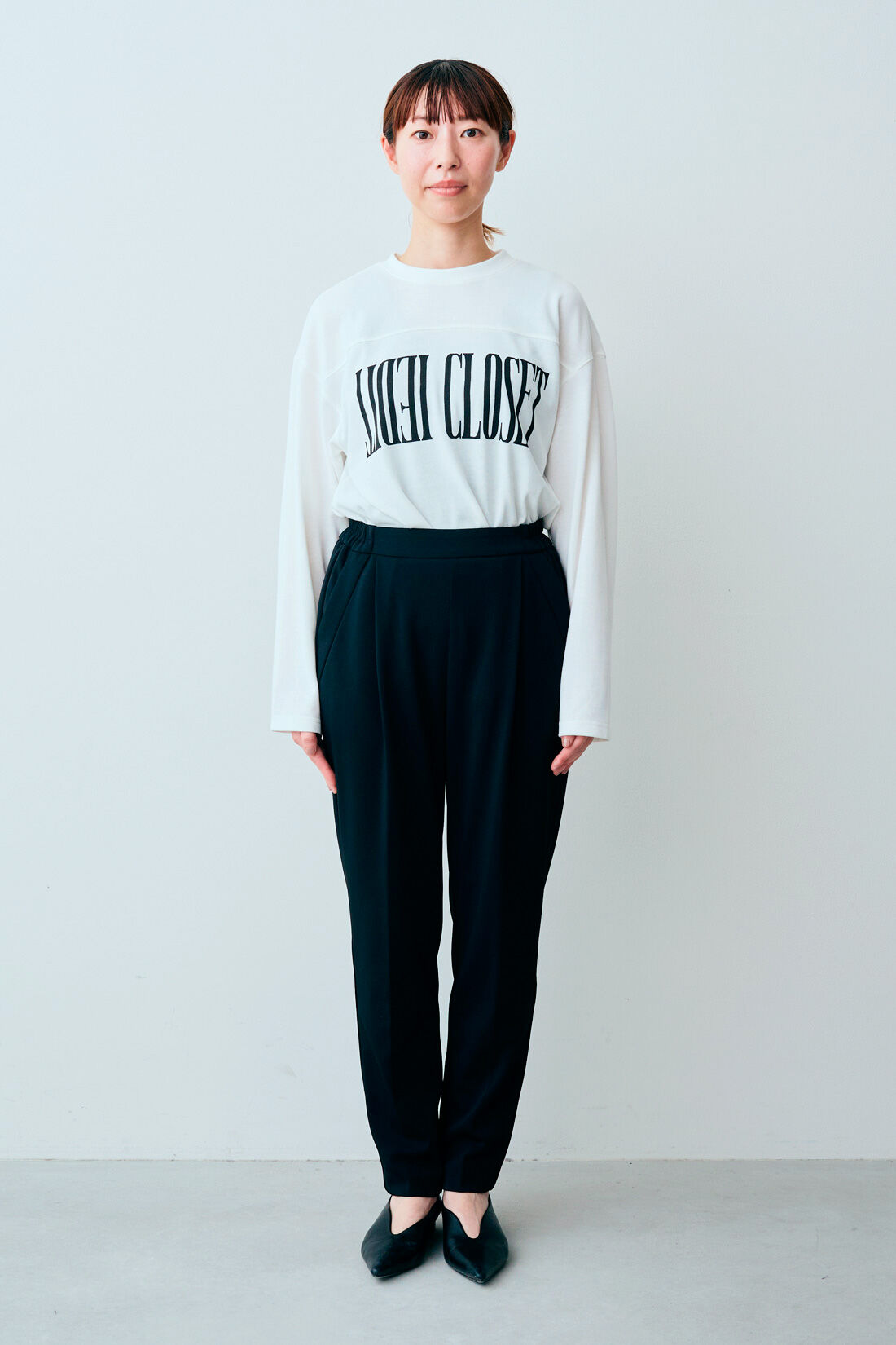 IEDIT|IEDIT[イディット]　モノトーンで大人っぽく着こなせる ロゴデザインフットボールTシャツ〈オフホワイト〉|モデル身長：160cm 着用サイズ：M