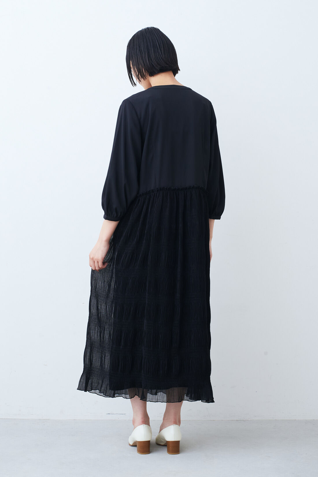IEDIT|IEDIT[イディット]　ドレスライクな楊柳（ようりゅう）シアードッキングワンピース〈ブラック〉|モデル身長：164cm　着用サイズ：M