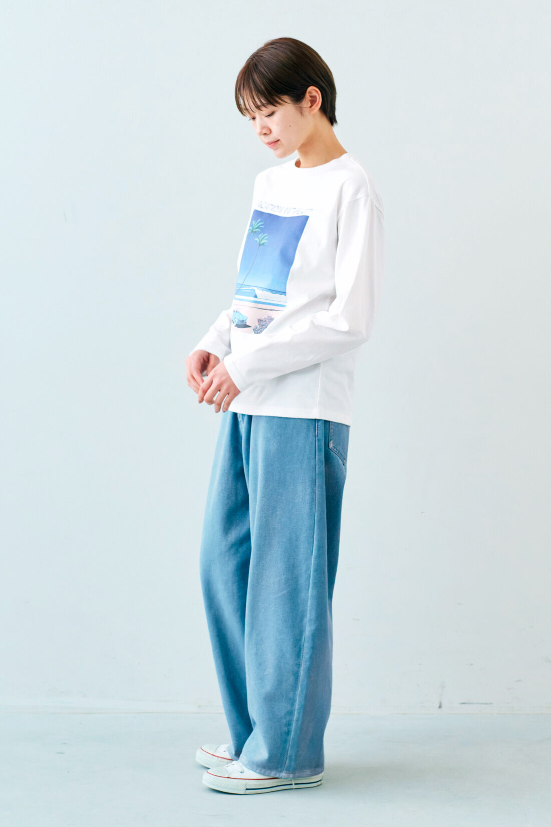 IEDIT|IEDIT[イディット]　永井博さんコラボ VACATION IN THE CITY 長袖Tシャツ〈ホワイト〉|モデル身長：163cm　着用サイズ：M