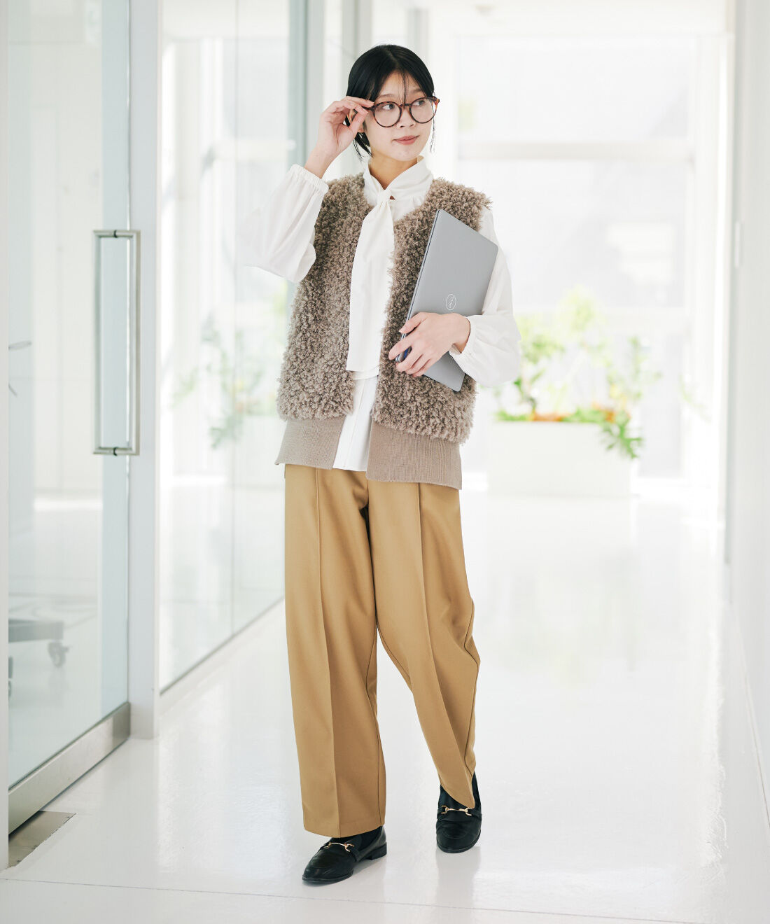 IEDIT［イディット］|ボウタイブラウス〈ホワイト〉ＩＥとほっと適温パンツ〈ベージュ〉ＩＥのコーディネート