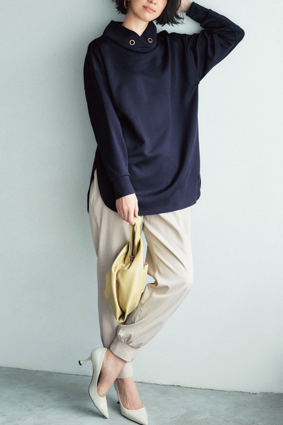 IEDIT|IEDIT[イディット]　抜け感スタンドカラーで顔まわり華やぐ つや感ダンボールカットソーのロングプルオーバー〈ネイビー〉