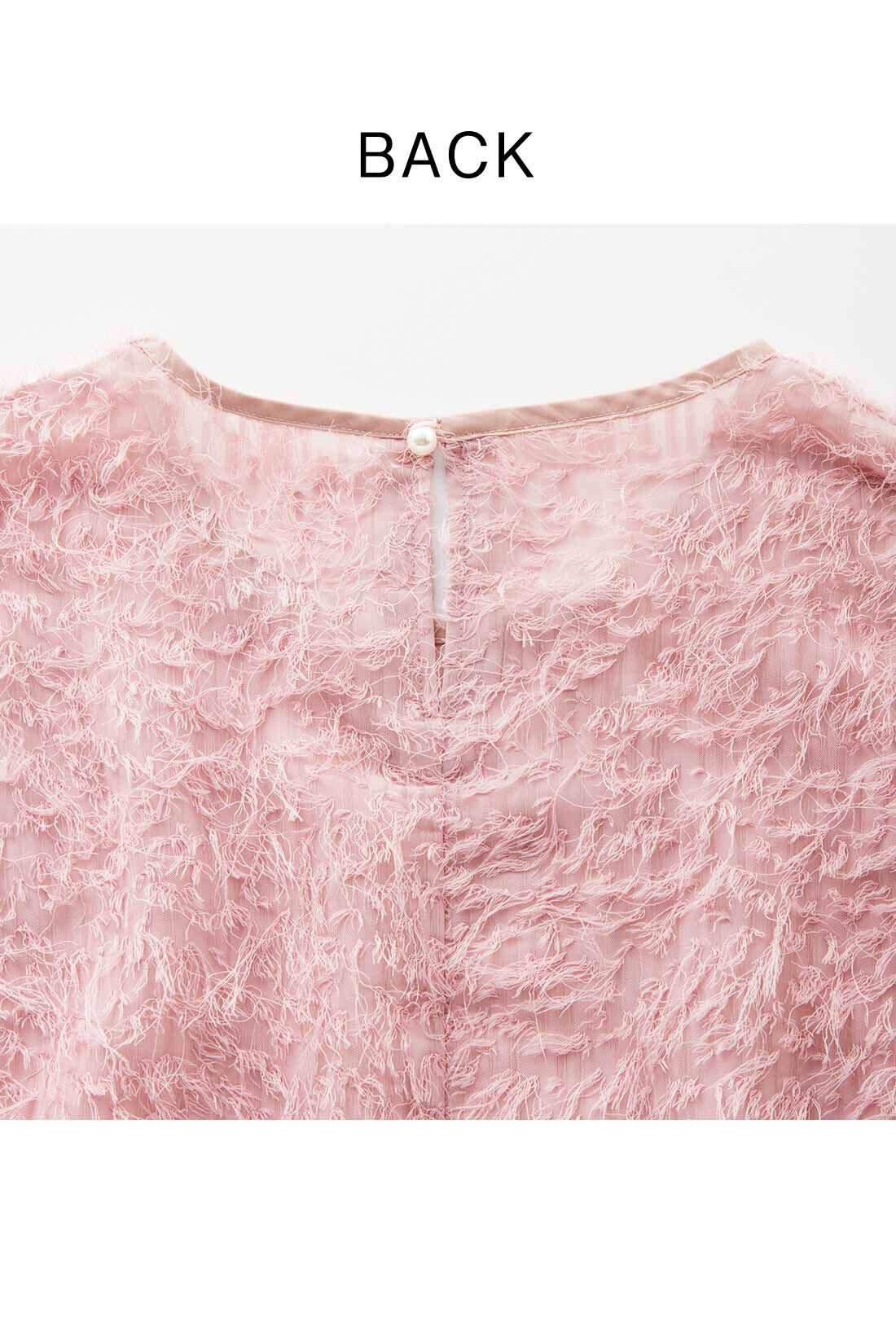 IEDIT|IEDIT[イディット]　一枚でもレイヤードにもコーデに華やぎをプラスするシアーシャギーベスト〈フェアリーピンク〉|透け感で軽いニュアンスを出した布はくシャギー素材。スリット開き＋パール調ボタンで、後ろ姿にもアクセント。