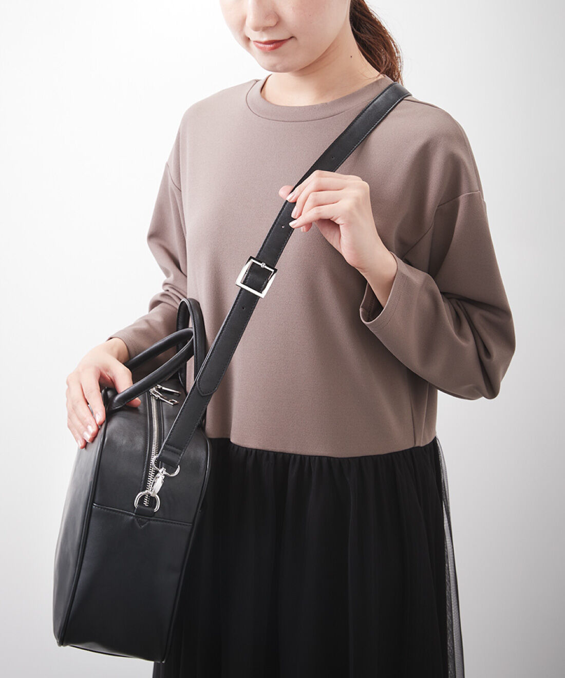 IEDIT|IEDIT[イディット]　神山まりあさんとコラボ A4サイズが入ってコーデがランクアップする 大人ボストンバッグ〈ブラック〉|斜め掛けできるショルダー付き。金具も四角いフォルムでクールな印象に。