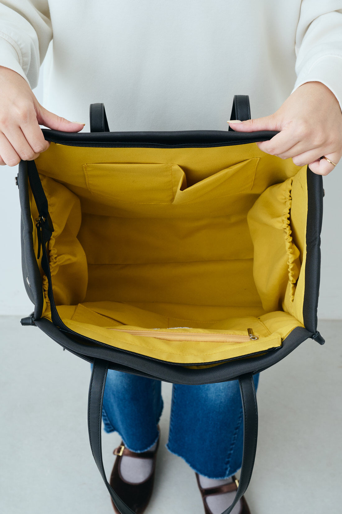 IEDIT|IEDIT[イディット]　ワガママ企画　感激！ライブも観戦も！軽やか素材で大容量　多ポケットで工夫がタップリ　スマートルックトートバッグ【WEB限定】|内側片側側面は、ポケットを上下段に配置。上段はファスナーポケット、下段は２つのオープンポケット。