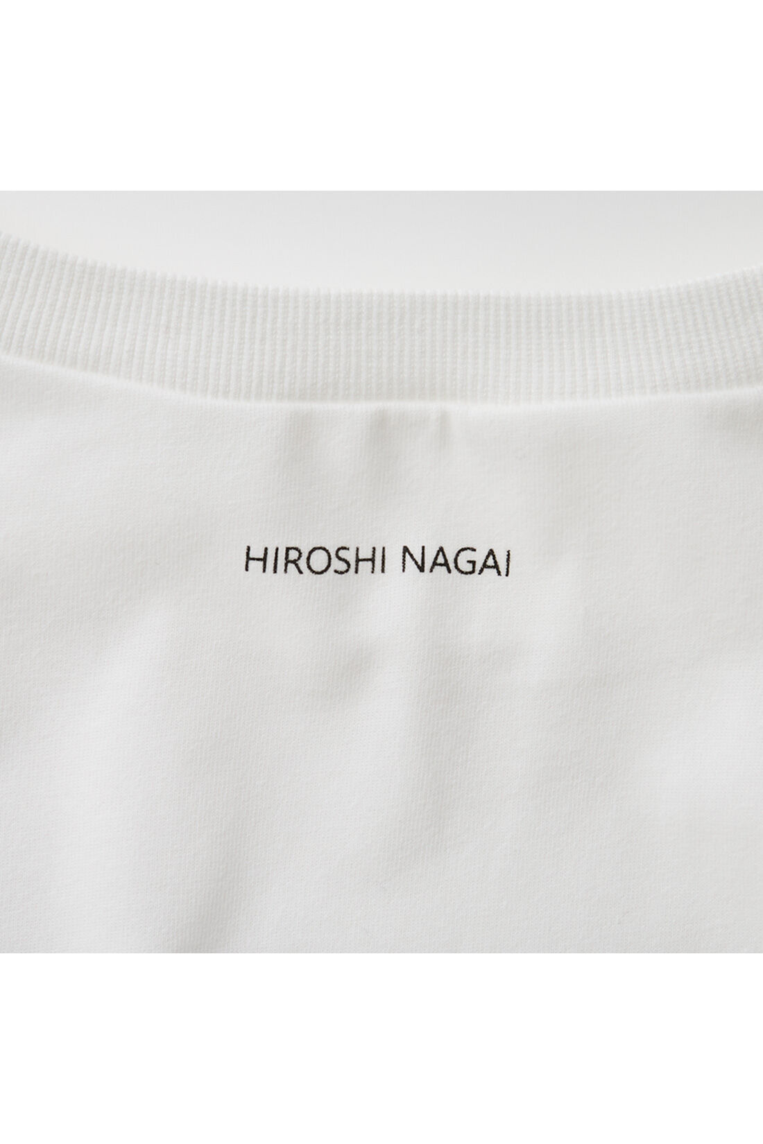 IEDIT|IEDIT[イディット]　永井博さんコラボ VACATION IN THE CITY 長袖Tシャツ〈ホワイト〉|後ろの衿もとには、さりげなく「HIROSHI NAGAI」をプリント。