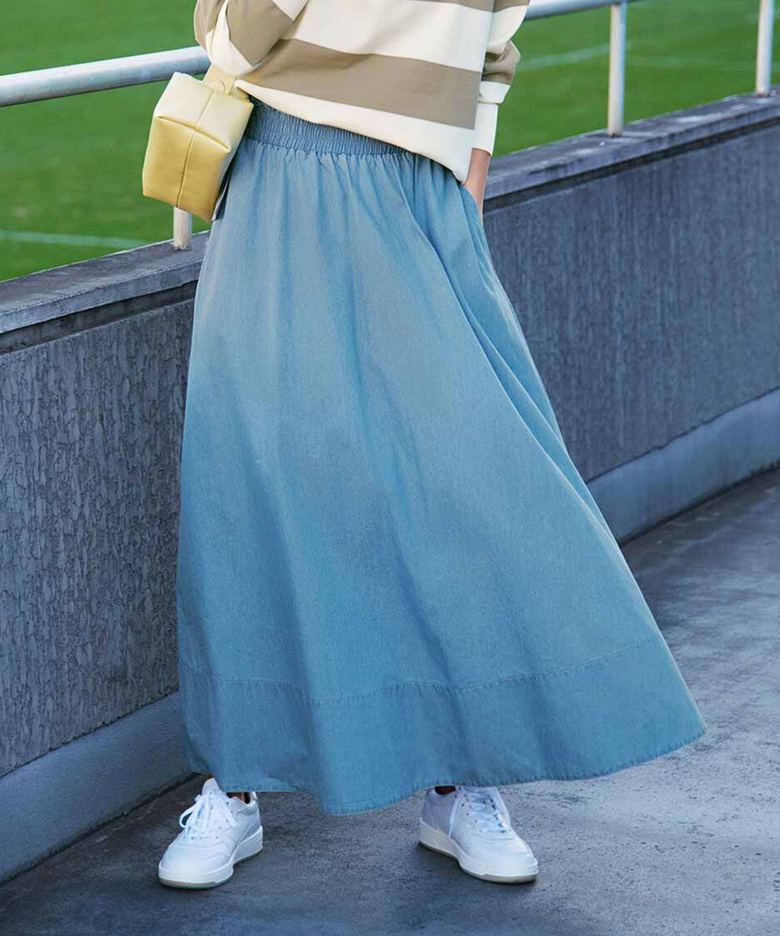IEDIT|IEDIT[イディット]　すそ切り替えで着映え　接触冷感・UVケアがうれしいほのつやライトオンスデニムのフレアースカート〈ブルー〉