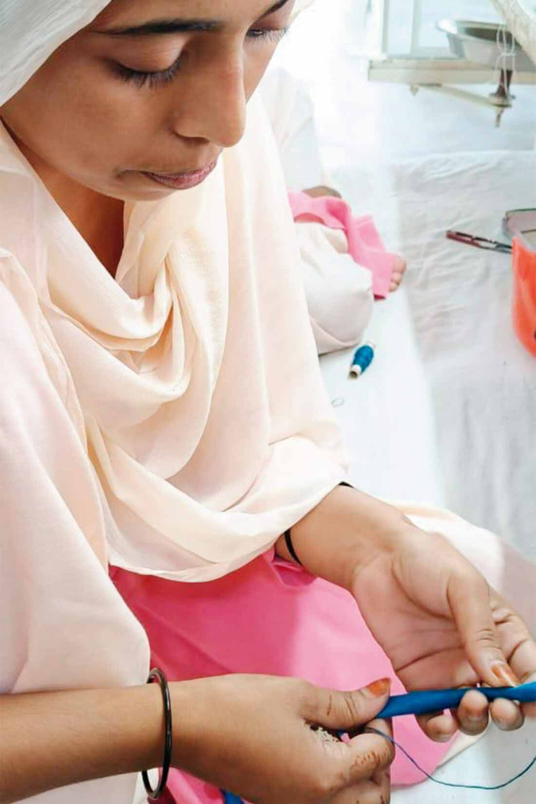 IEDIT|Her smileプロジェクト IEDIT[イディット]　Made in India 軽やかクロスボールネックレス|インドの女性がていねいにサテンを巻いて仕上げています。