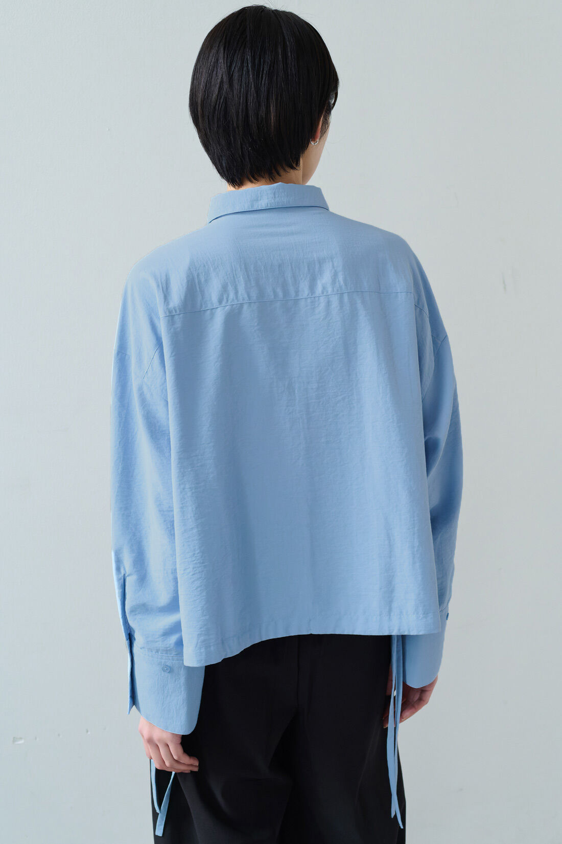 IEDIT|IEDIT[イディット]　コットンライクな多機能素材「AMATA」のボックスシルエットシャツ〈サックスブルー〉