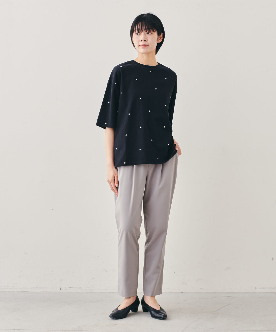 IEDIT|IEDIT[イディット]　ハート＆ピース刺しゅうTシャツ by LOVE＆PEACE PROJECT〈ブラック〉|モデル身長：163cm　着用サイズ：M