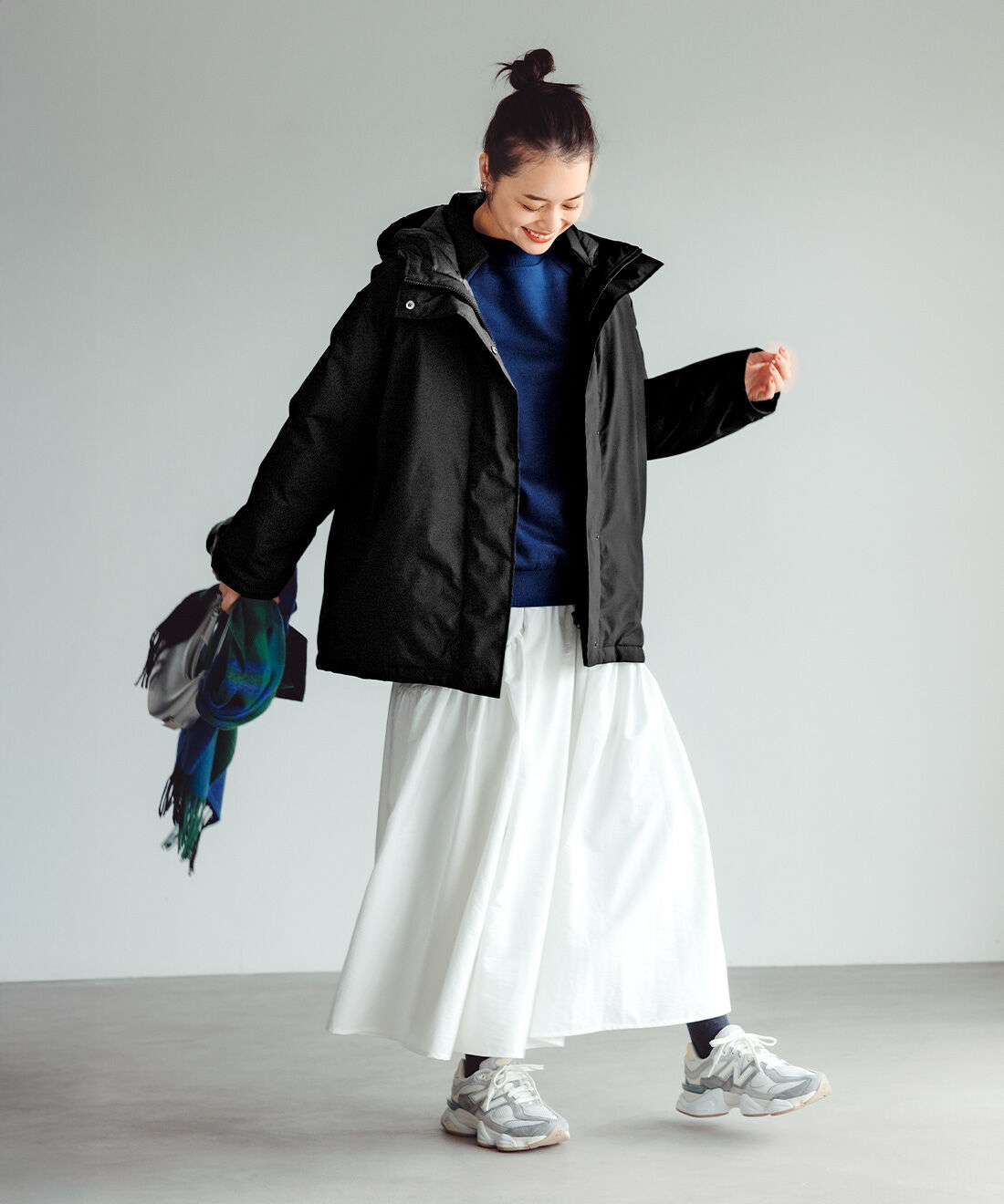 IEDIT|MLBデザイン クーパーズタウン 往年のロゴを楽しむ モックネックゆるスウェットと撥水加工 ラウンド切り替えギャザースカート〈ホワイト〉のコーディネート