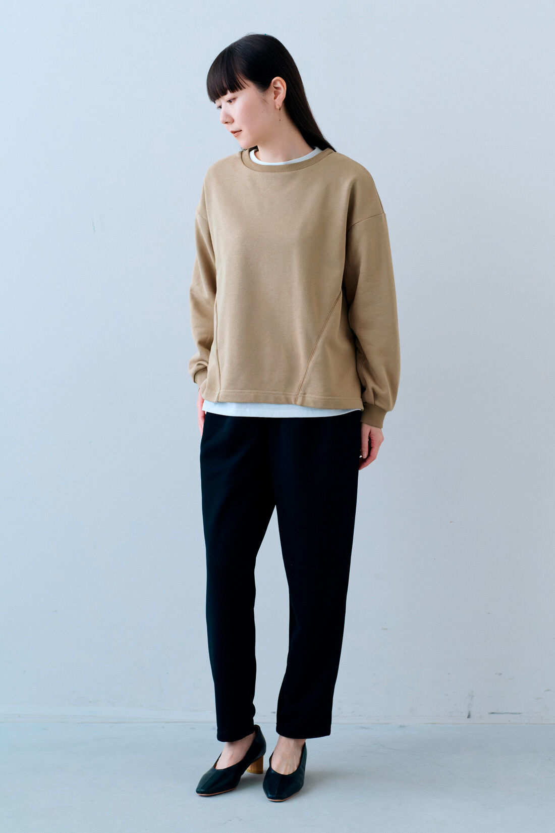 IEDIT|IEDIT[イディット]　白をはさんで顔うつりGOOD！ グログラン遣いスウェットと白Tシャツのインナーチラ見せ重ね着セット|モデル身長：163cm　着用サイズ：M