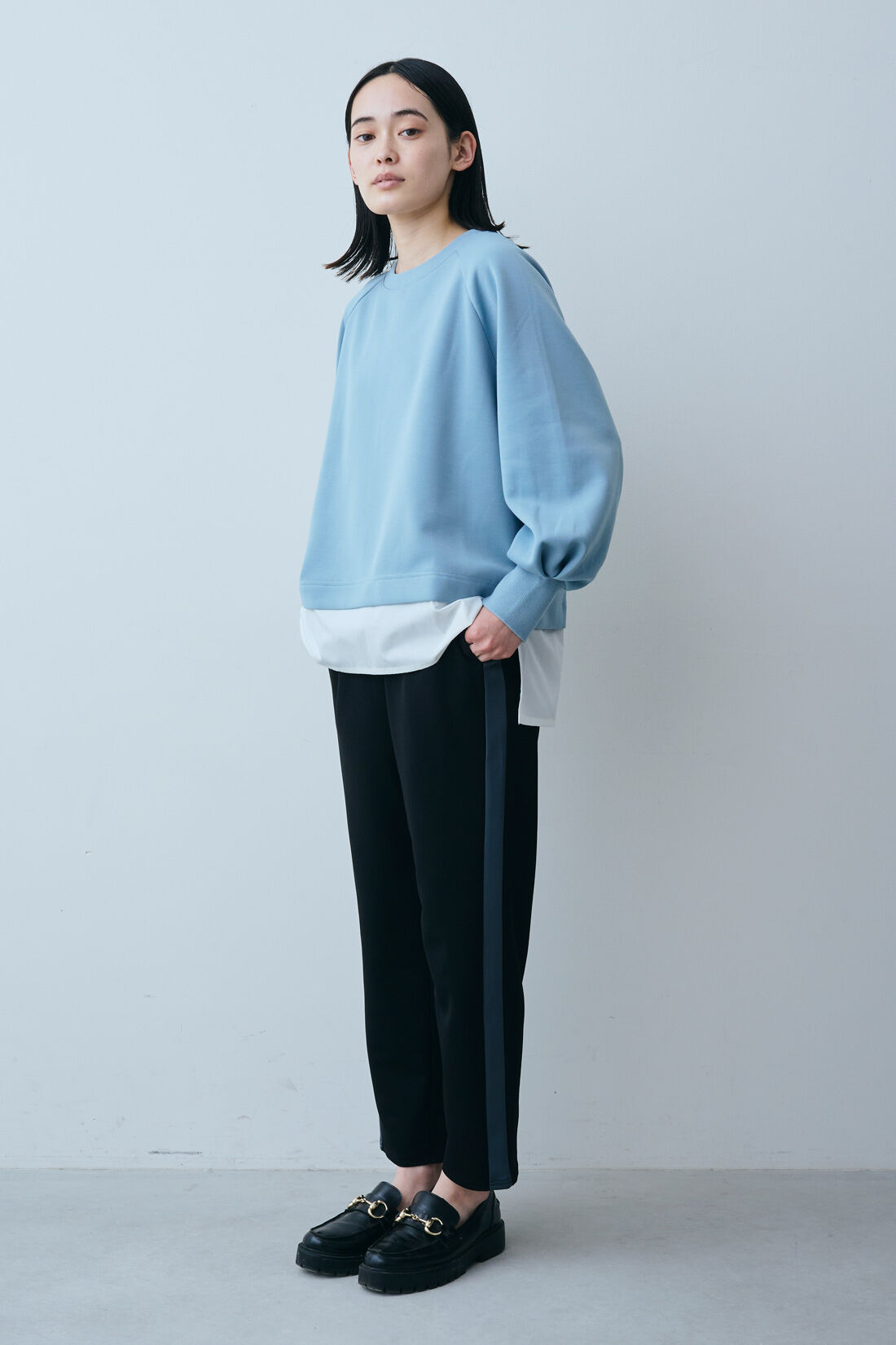 IEDIT|IEDIT[イディット]　布はく見えカットソー素材のサイドライン入りテーパードパンツ|モデル身長：167cm　着用サイズ：M