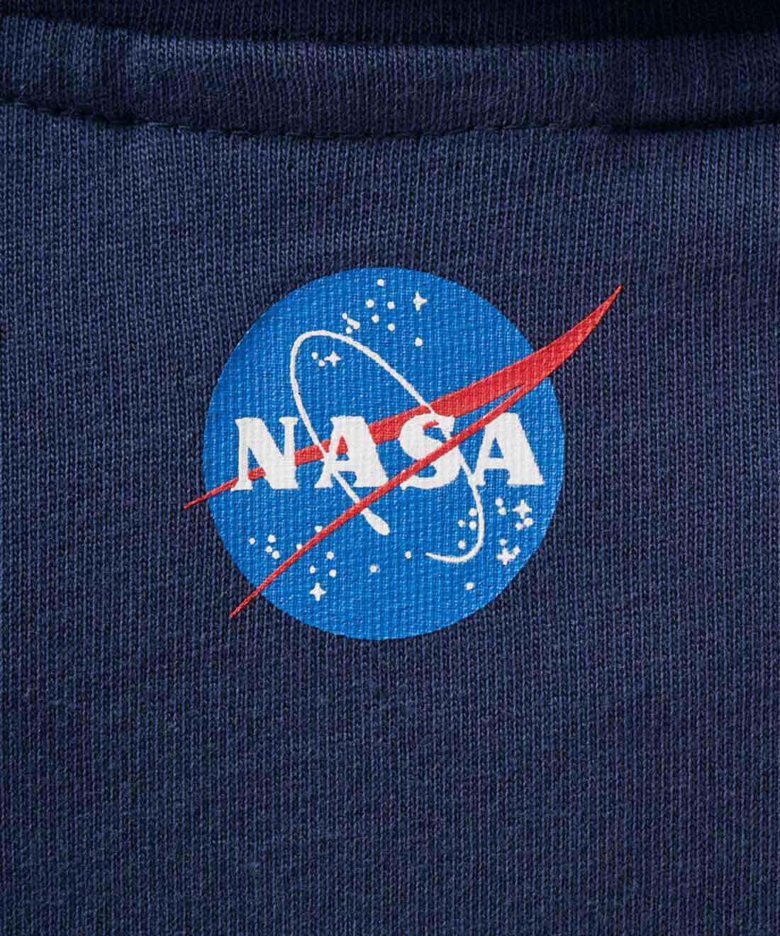 IEDIT|IEDIT[イディット]　NASA アポロ11号のミッションパッチ付き オーガニックコットンハーフジップワンピース〈ネイビー〉|後ろの衿もとには、アポロ11号と同時代のロゴをプリント。