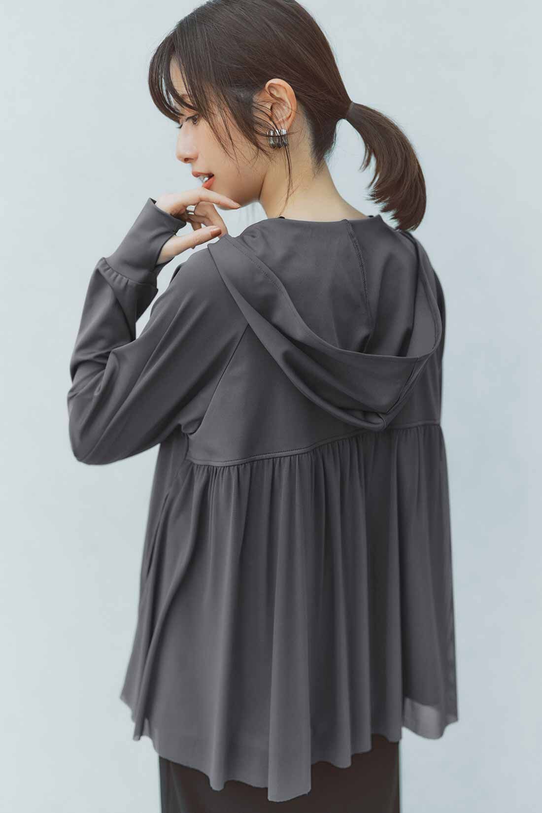 IEDIT|IEDIT[イディット]　フェミニンデザインの華やかUVカットパーカー|背中の切り替え下に重ねたメッシュ素材が、ひらひら揺れる涼やかで華やかなアクセント。